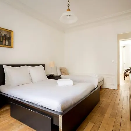 Chic Parisian Trocadero & Eiffel Tower *