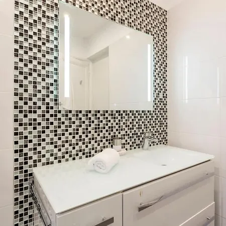 Chic Parisian Trocadero & Eiffel Tower Apartment