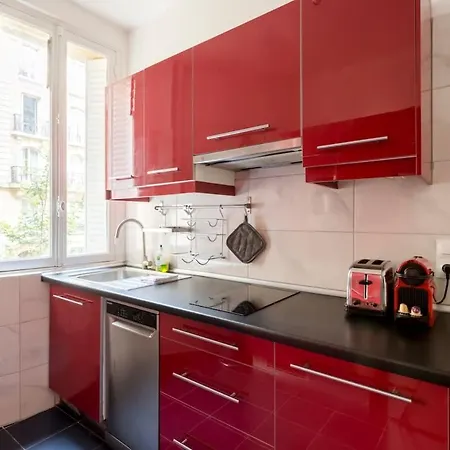 Chic Parisian Trocadero & Eiffel Tower Apartment *