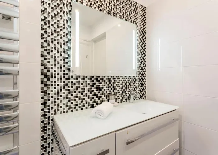 Chic Parisian Trocadero & Eiffel Tower Apartment