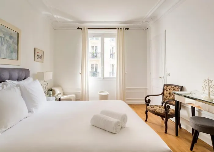 Chic Parisian Trocadero & Eiffel Tower Apartment *