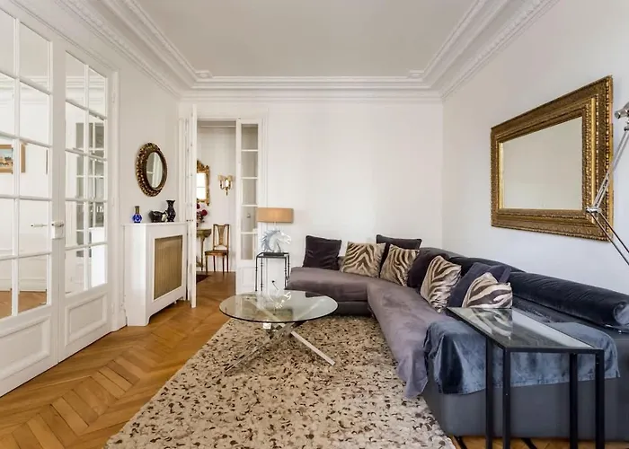 Chic Parisian Trocadero & Eiffel Tower Apartment